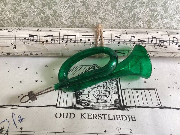 Antiek glazen trompetje transparant groen