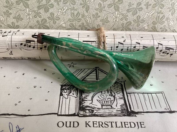 Antiek glazen trompetje groen
