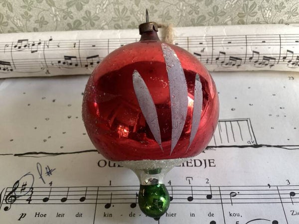 Antiek ornament rood groen, tol, met kerstbomen rondom, 10 cm