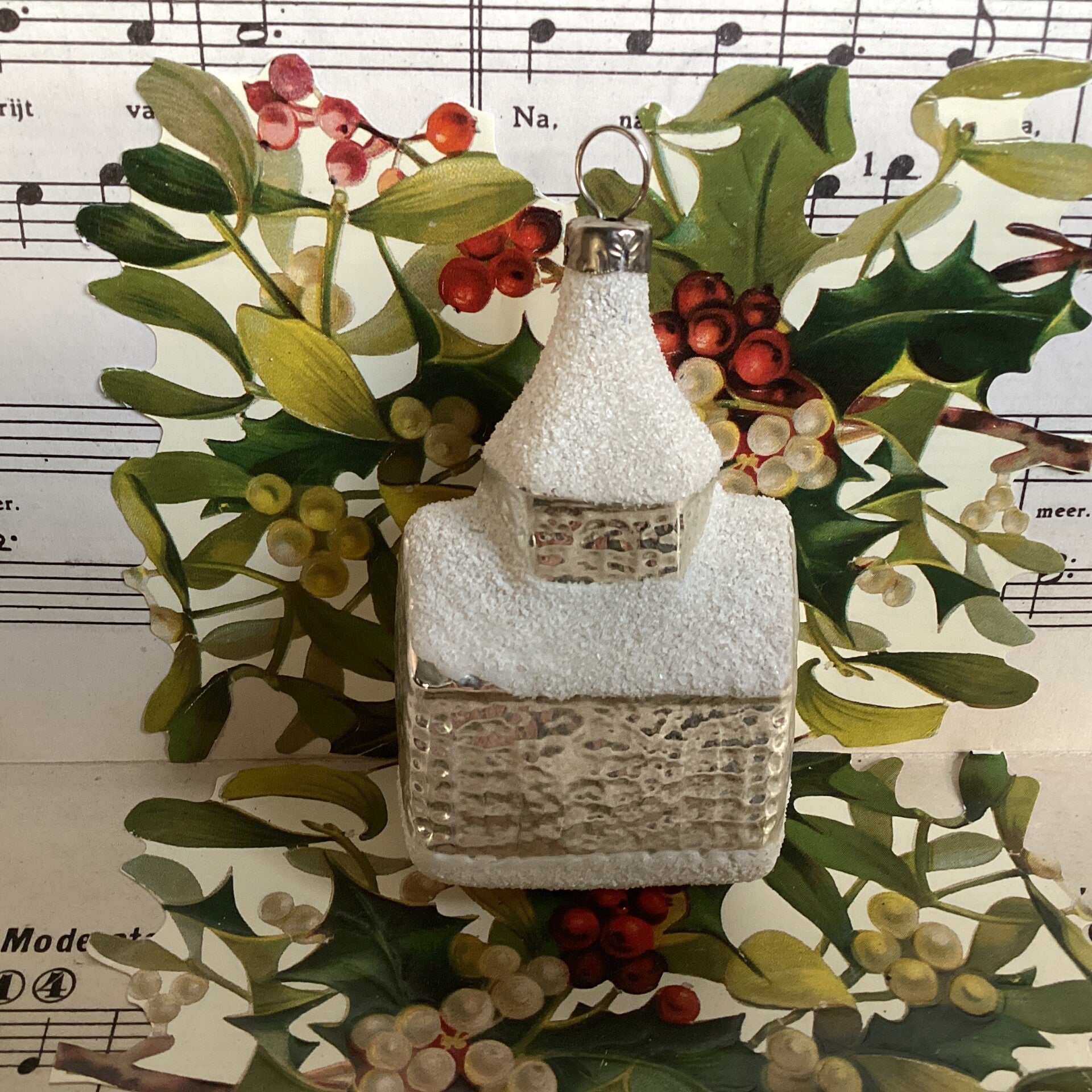 Antieke kerstbal kerk, gesuikerde daken 4,5x3,5x8 cm