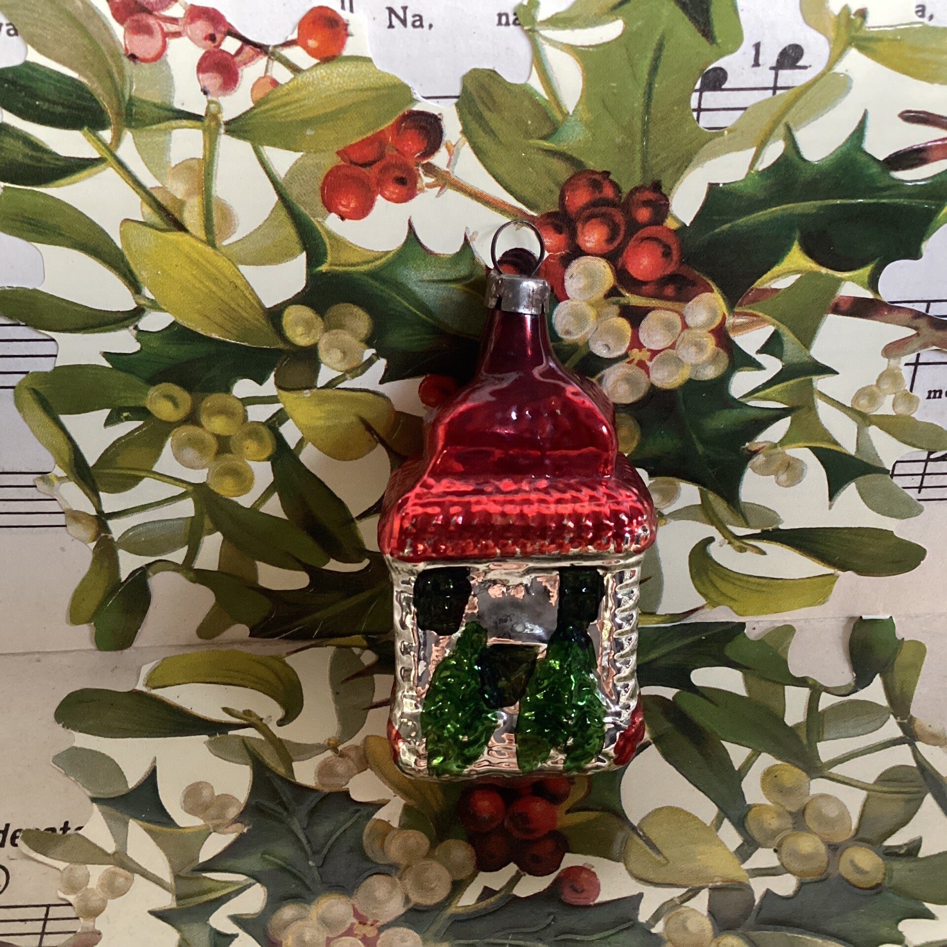 Antieke kerstbal huisje rood dakje, groene deur en ramen