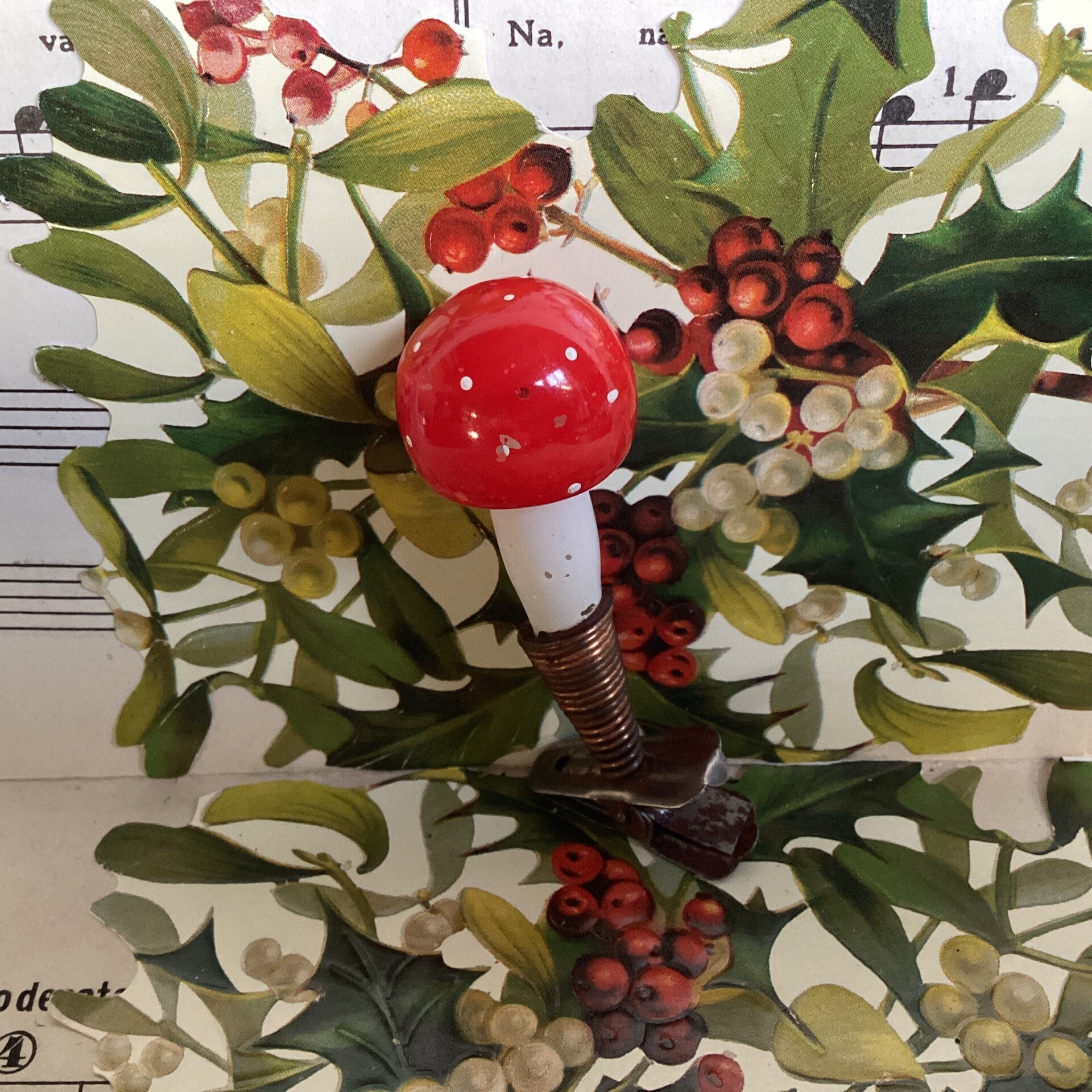 Antieke kerstbal paddenstoel melkwit rood met witte stippen op clip, 7 cm