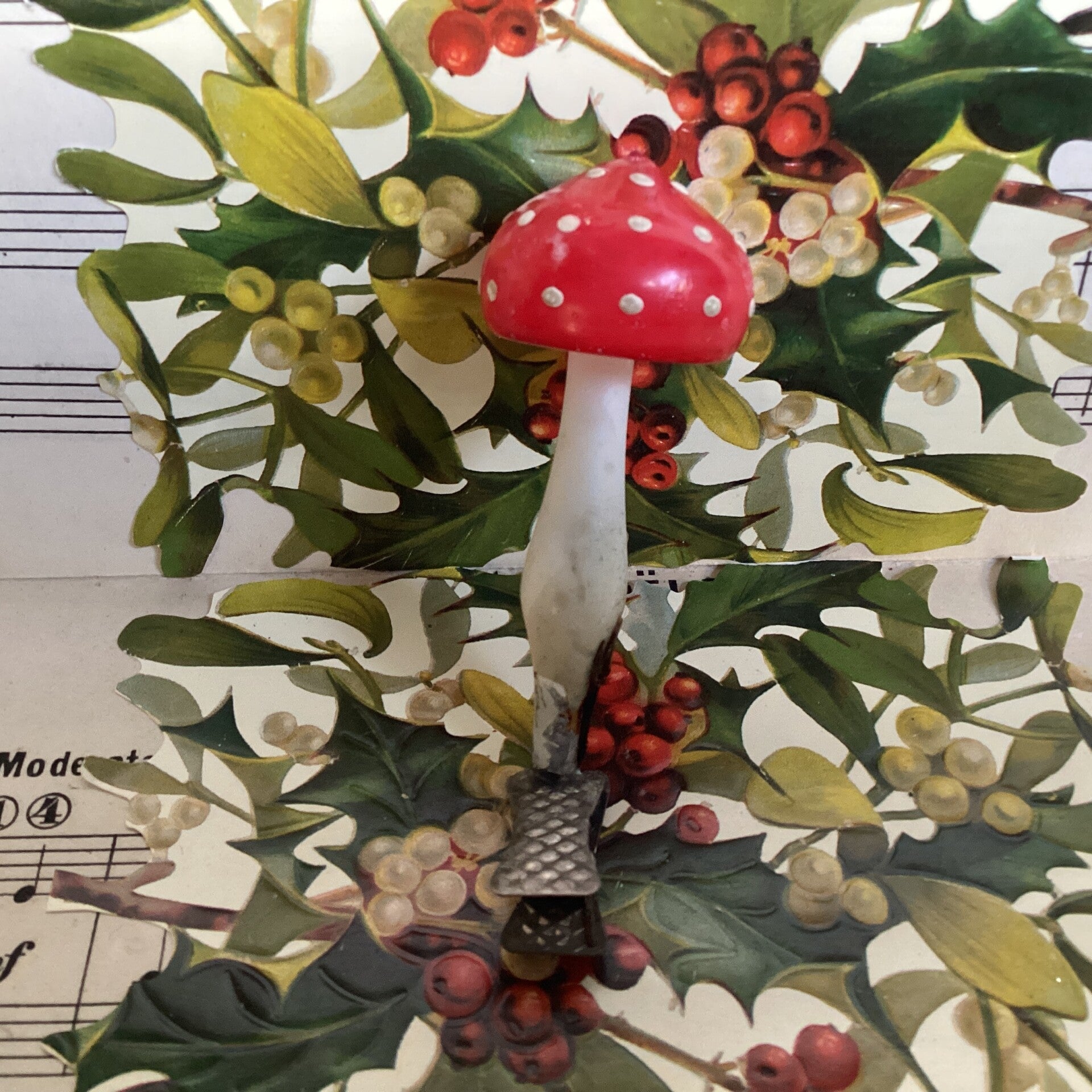 Antieke kerstbal paddenstoel melkwit rood met witte stippen op clip, 8 cm