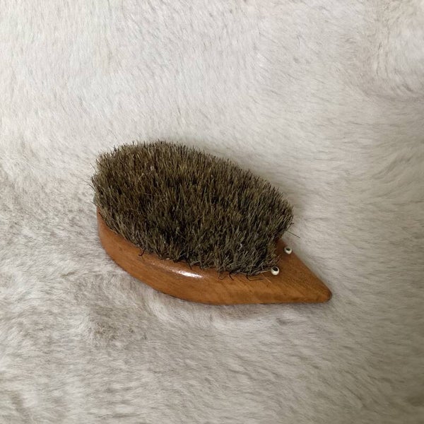 Grappig borsteltje egel met ophanghaakje 13x6x5 cm