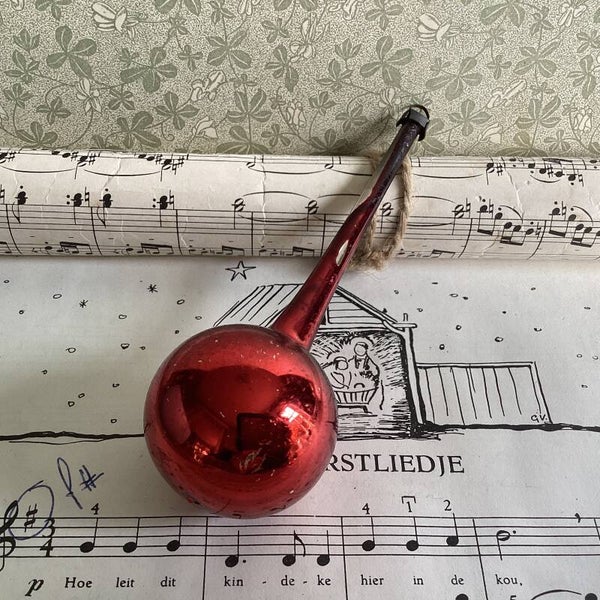Antieke kerstbal aan steel rood 12x4 cm