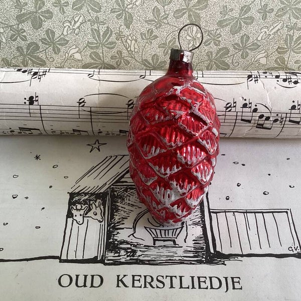 Antieke kerstbal dennenappel rood, besneeuwd 6,5 cm