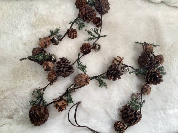 Kerst guirlande berijpte dennenappeltjes, takjes en belletjes, 1 m