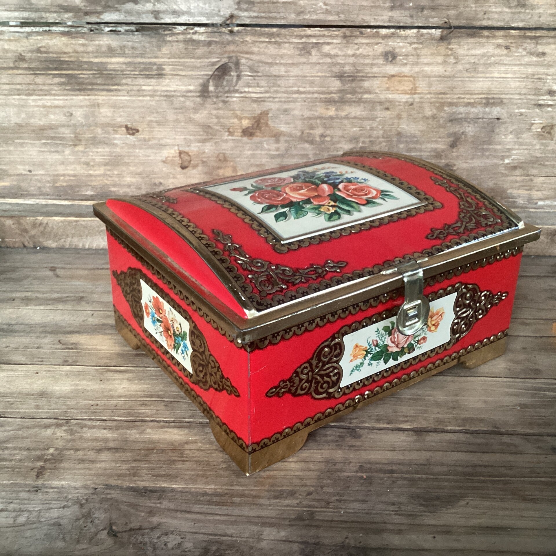 Oud vintage blik roosjes op pootjes, hangslot, bol deksel, 16x17x10 cm