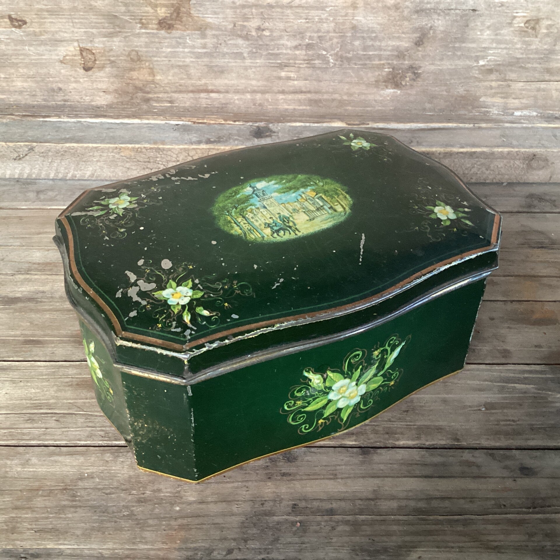 Groen oud blikje, bloemen, paarden, op pootjes