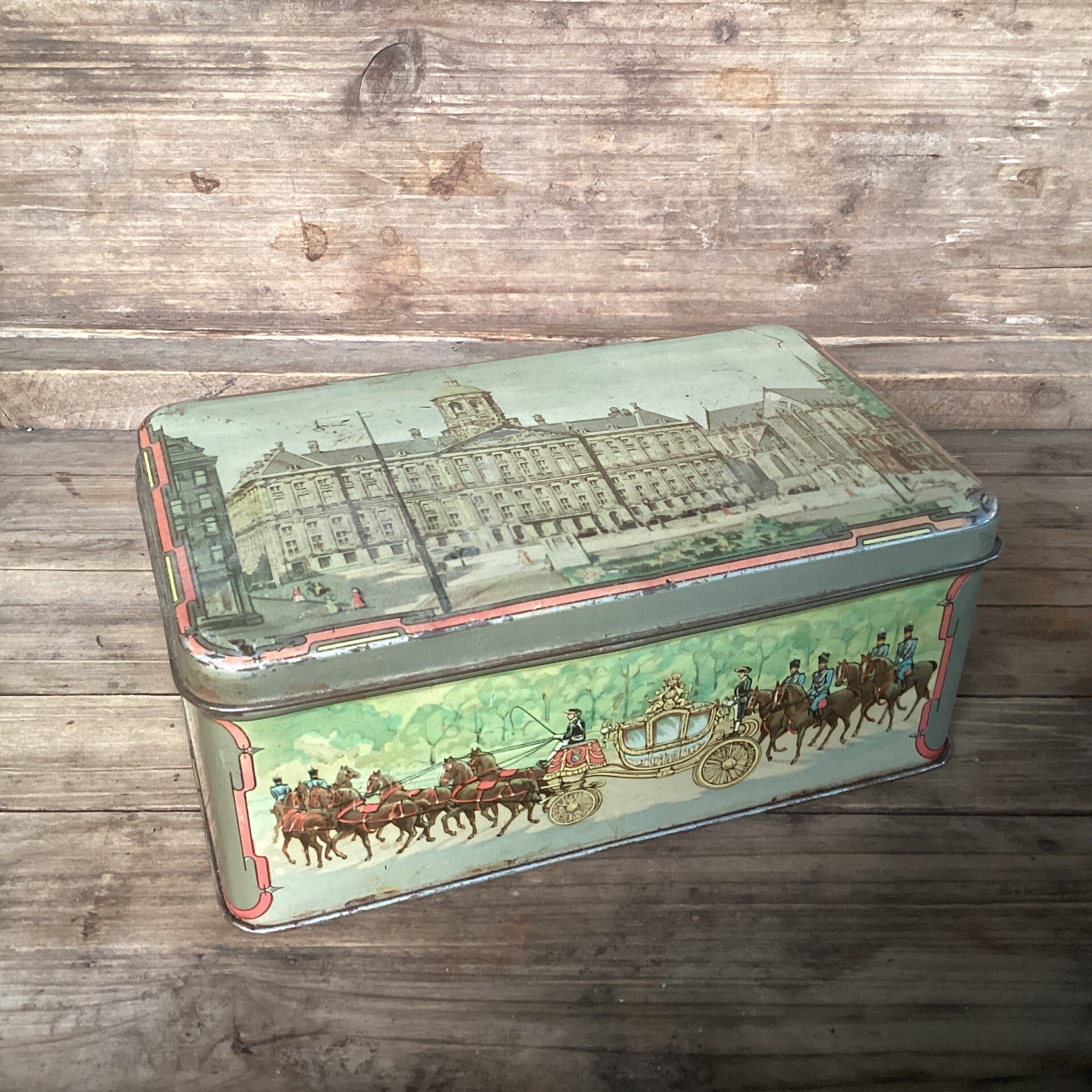 1930 koektrommel blik kon. Paleis op de dam, soestdijk, gouden koets, 19x11x7,5 cm