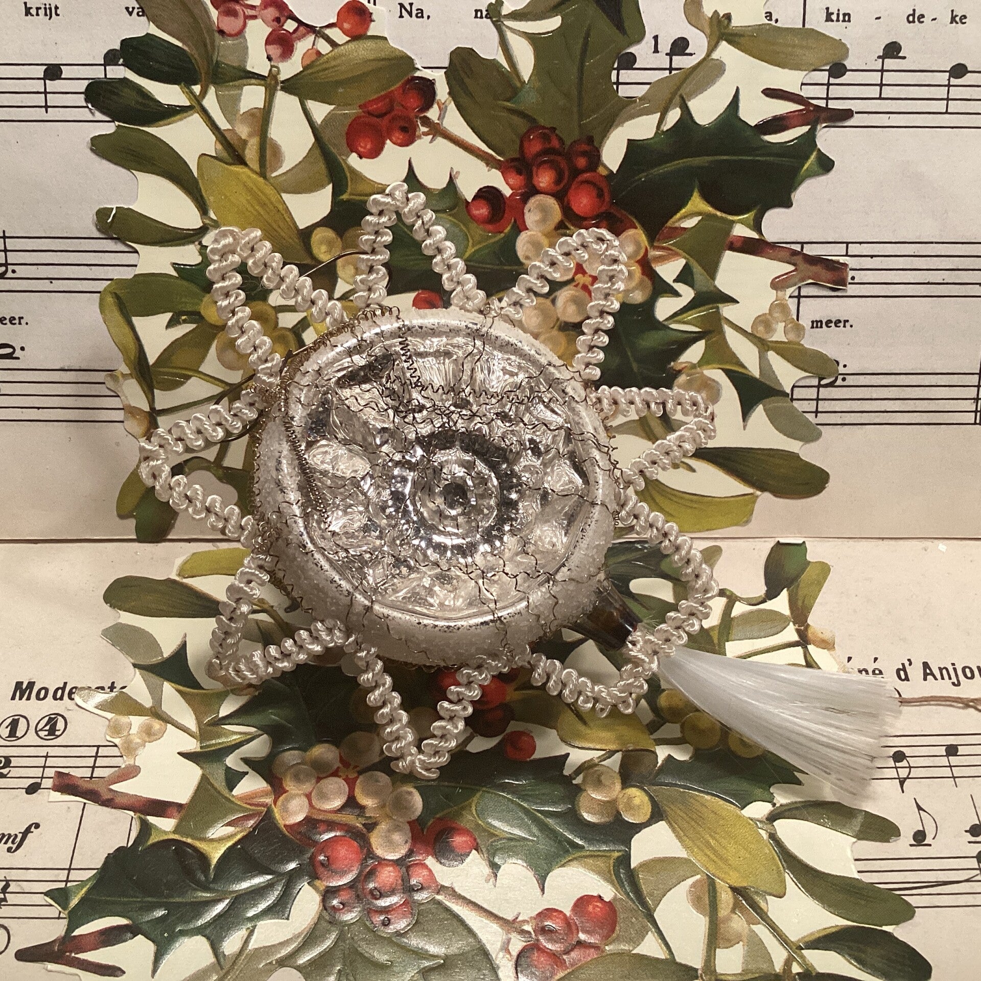 Antieke deukbal ster, komeet met tinsel en fiberstaart