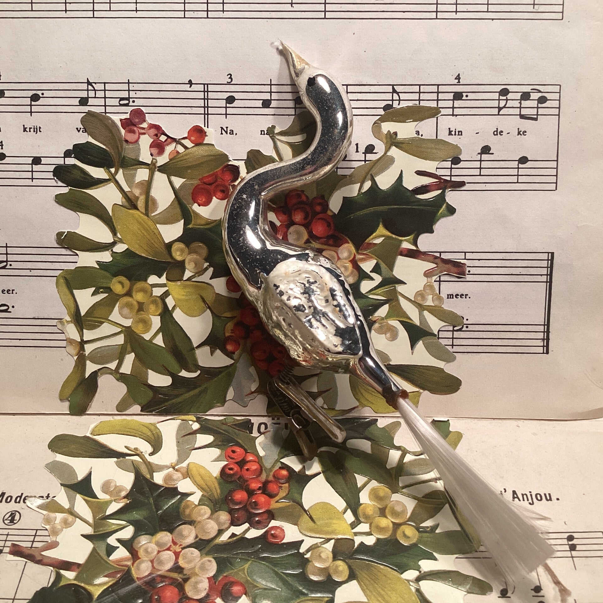 Antieke kerstbal zwaan op clip met fiberstaart