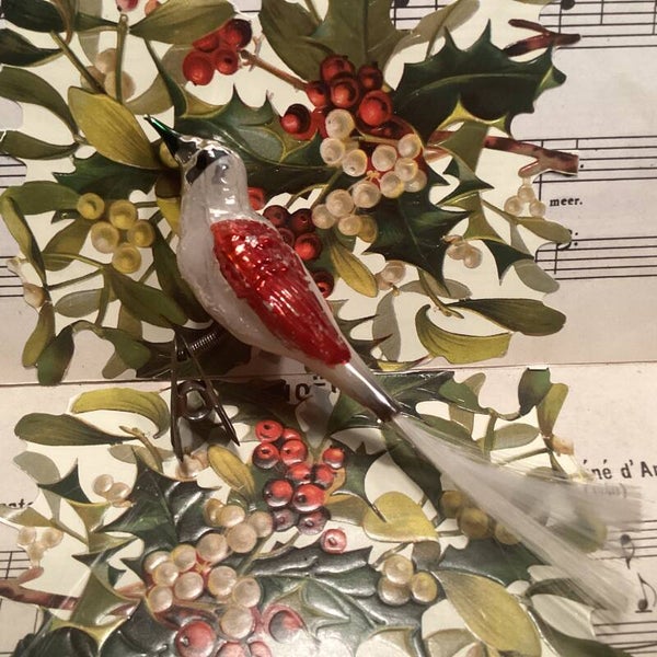 Antieke kerstbal vogel melkwit met rode vleugels, groene snavel, fiberstaart