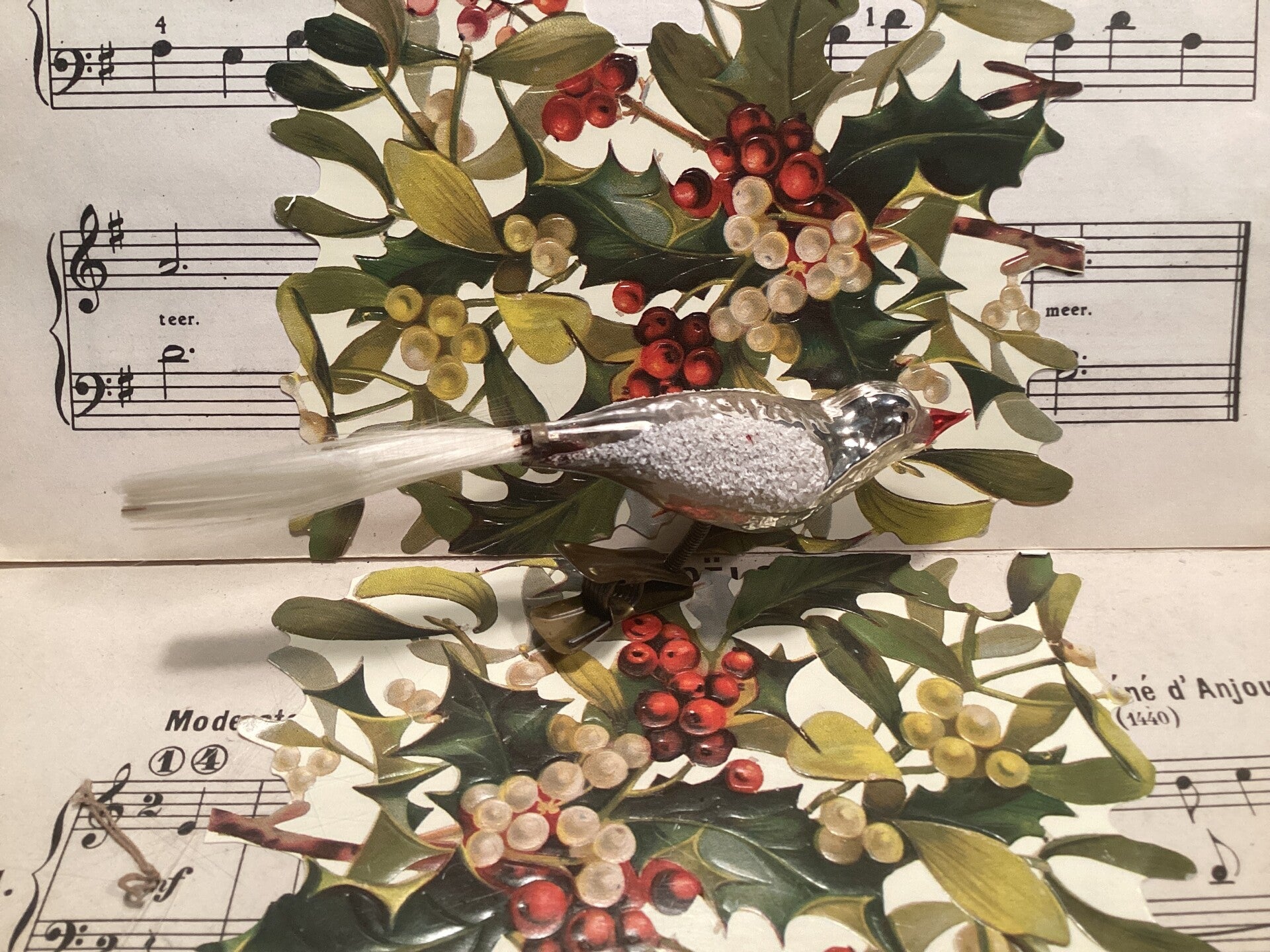 Antieke kerstbal vogel op clip, gesuikerde vleugels, fiberstaart