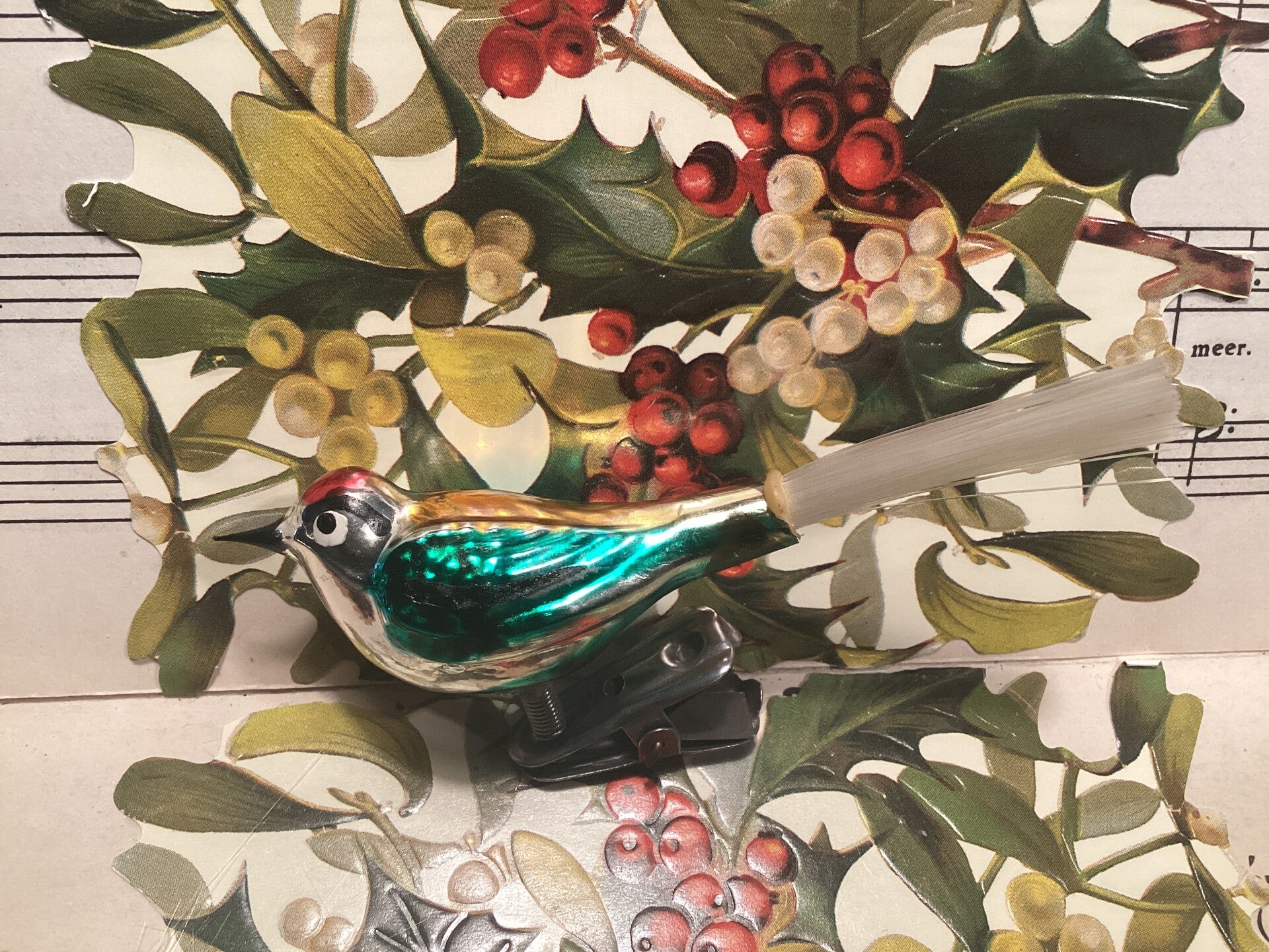 Antieke kerstbal vogel op clip groen, oranje, rood met fiberstaart