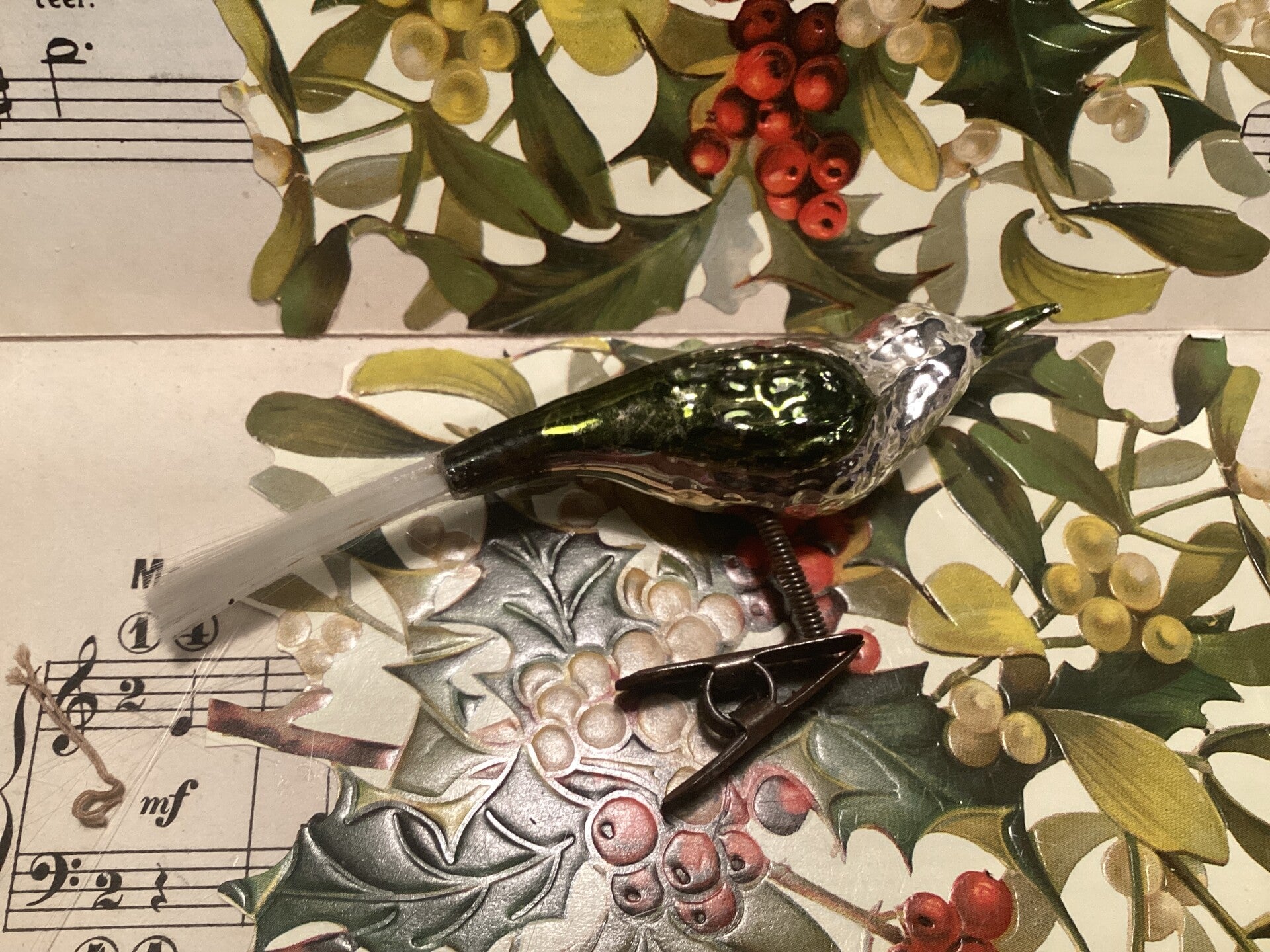 Antieke kerstbal vogel, groene vleugels en snavel, fiberstaart