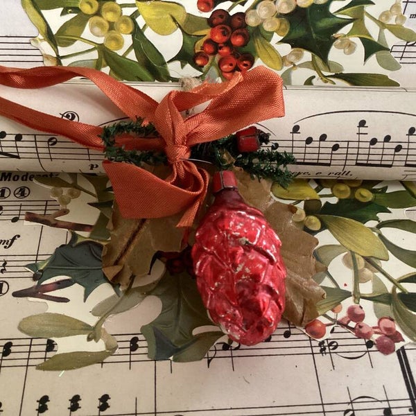 Antieke kerstbal dennenappel (4 cm) gewaxt rood aan blad