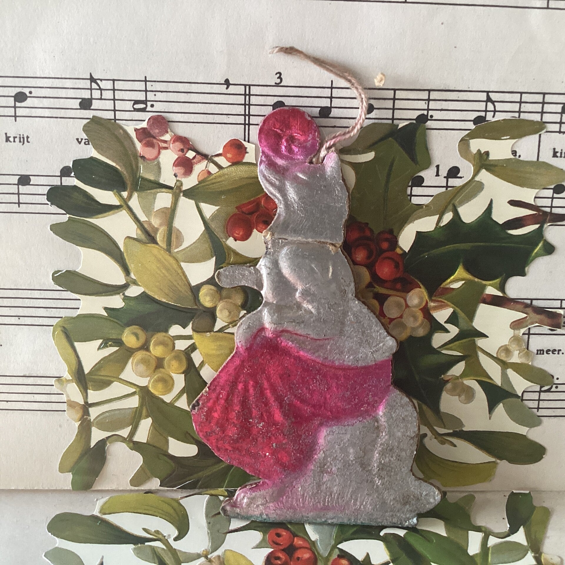 Oude kerstbal uit Oekraïne, platte wolf met maan op zijn neus dresden papier