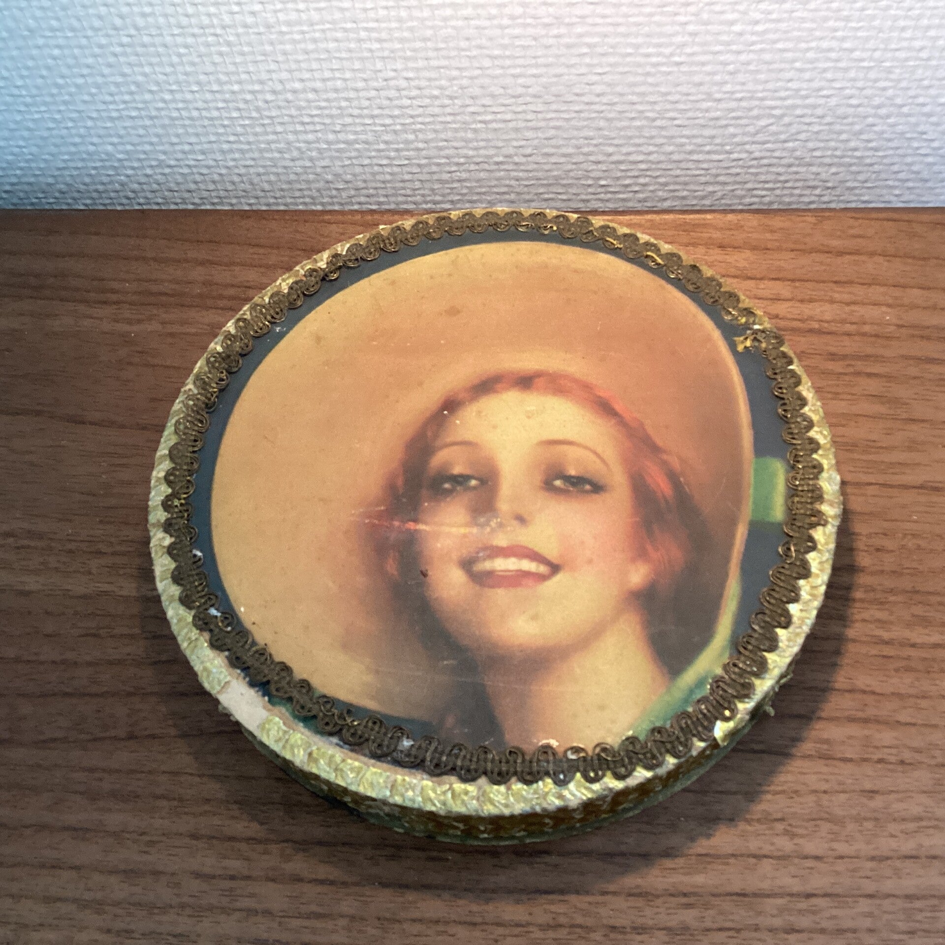 Rond kartonnen doos art nouveau tijd mooie dame 20x 4 cm