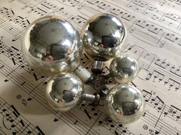 Set van 5 zilverkleurig glazen kerstballetjes 2-4 cm