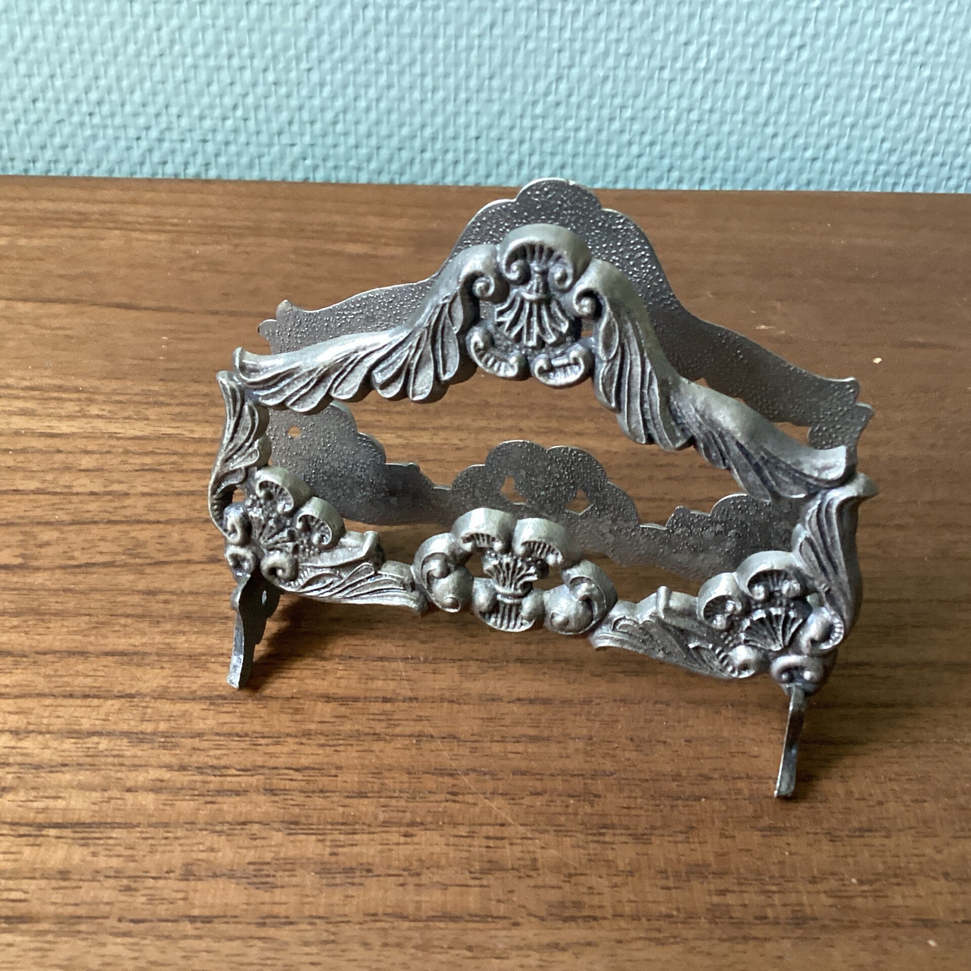 Mooi bewerkte servethouder 10x10x3 cm op pootjes