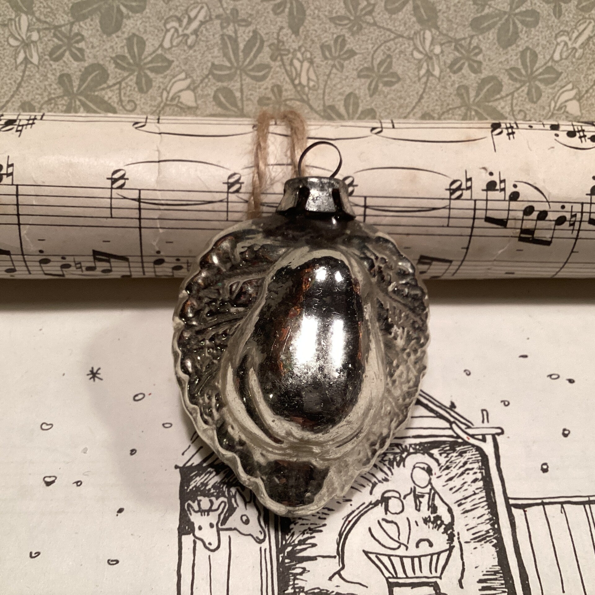 Kerstbal blad met met eikel, 6 cm