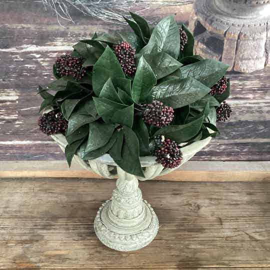 Halve kunstbol skimmia 22x13 cm met vruchten