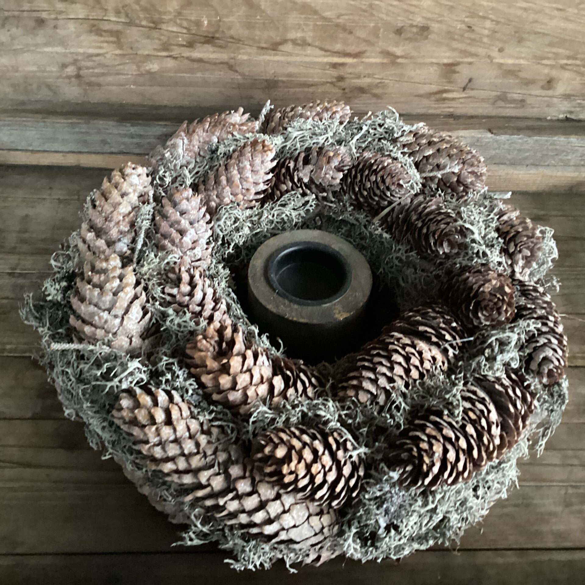 Grote dennenappel krans met ijslands mos 30x10 cm met waxinelichthouder