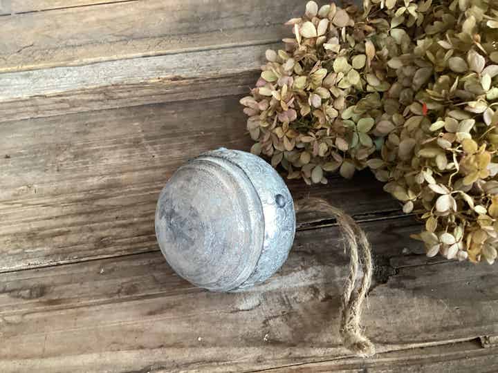 Houten ornament aan sisaltouw 7 cm