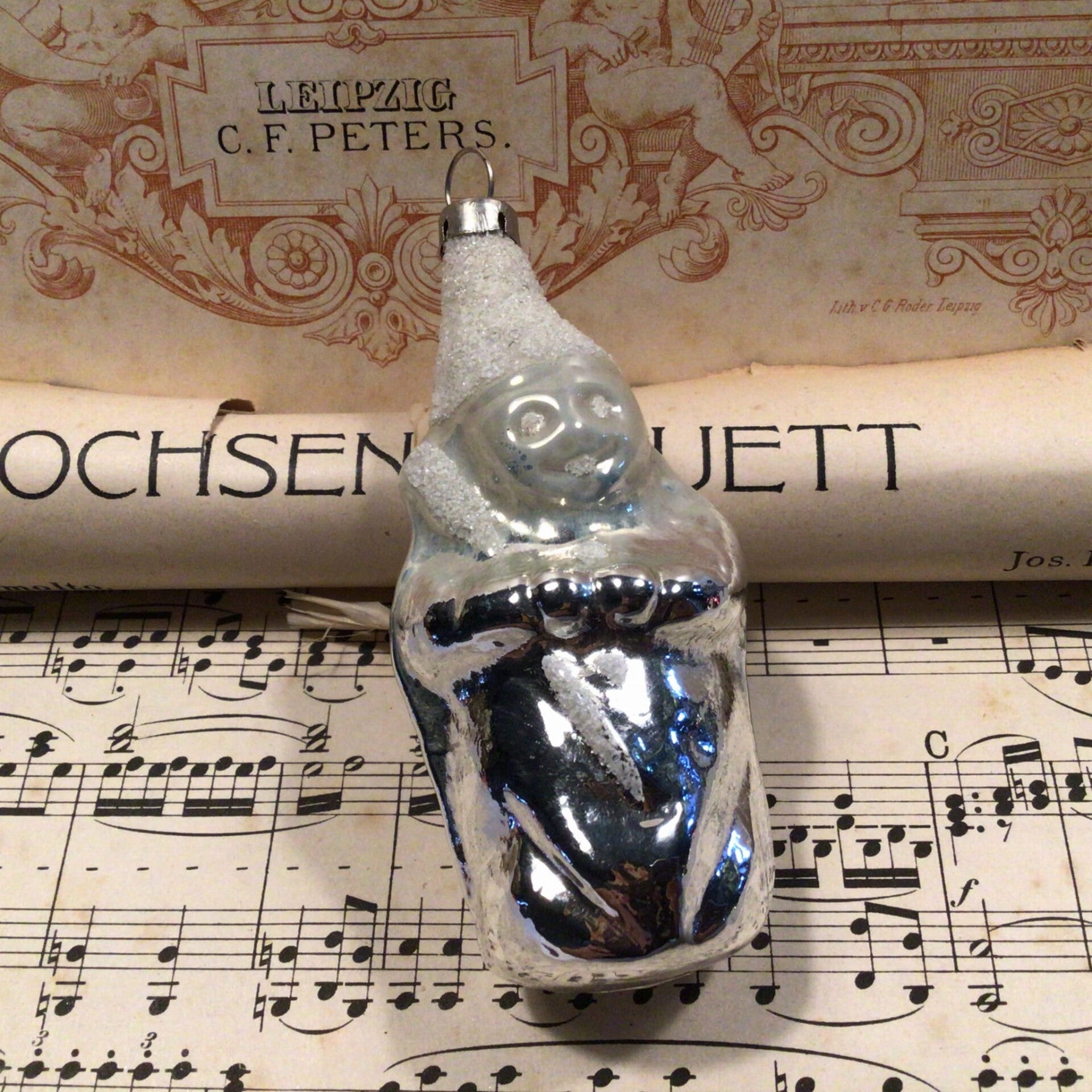 Antieke kerstbal schoorsteenveger met gesuikerde sneeuwhoed 8 cm