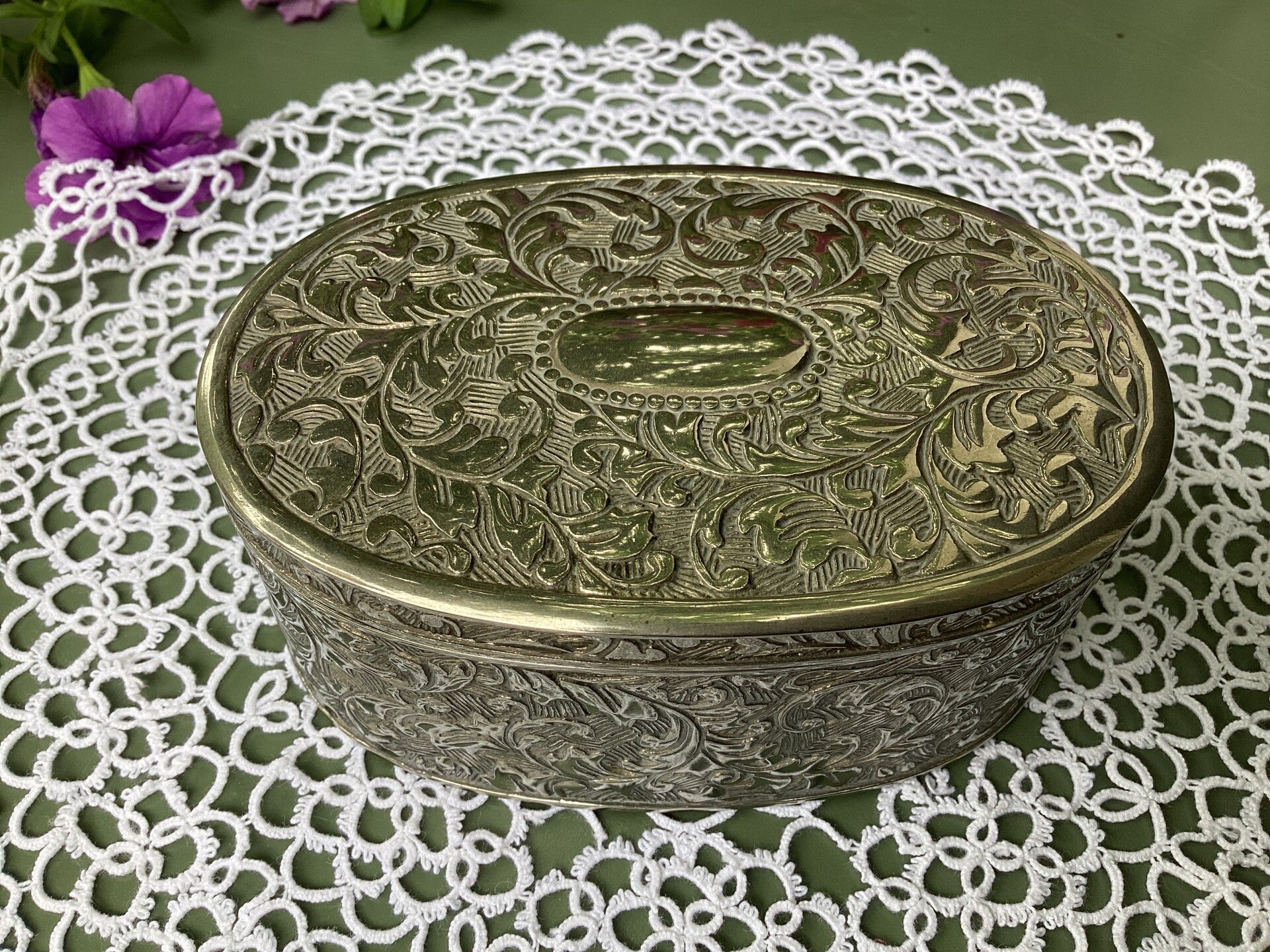 Verzilverd sieradendoosje met guirlandes, medaillon 12x5x6 cm