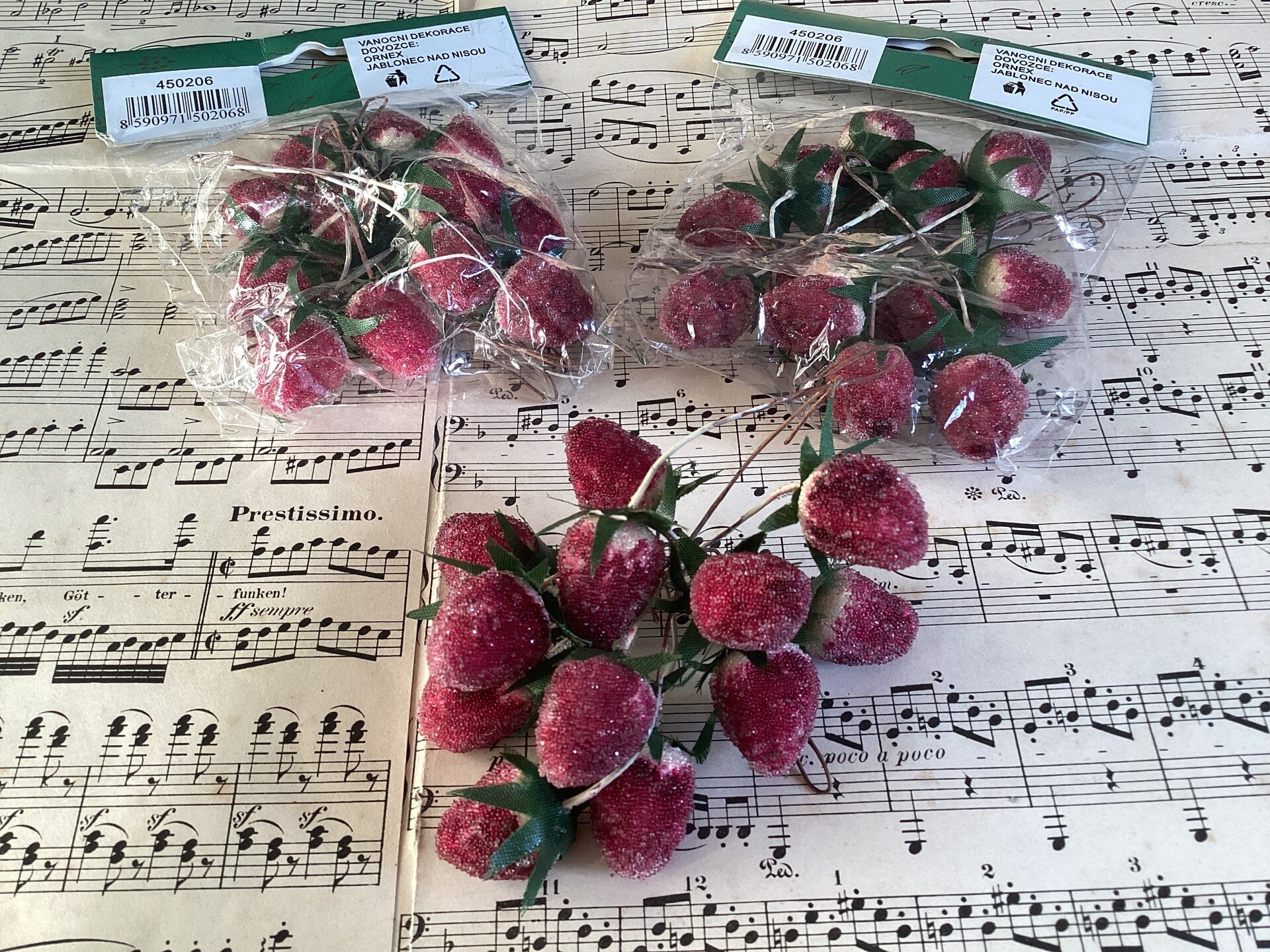 3 trosjes berijpte aardbeitjes, zo mooi in kerststukje of krans totaal 36 aardbeitjes