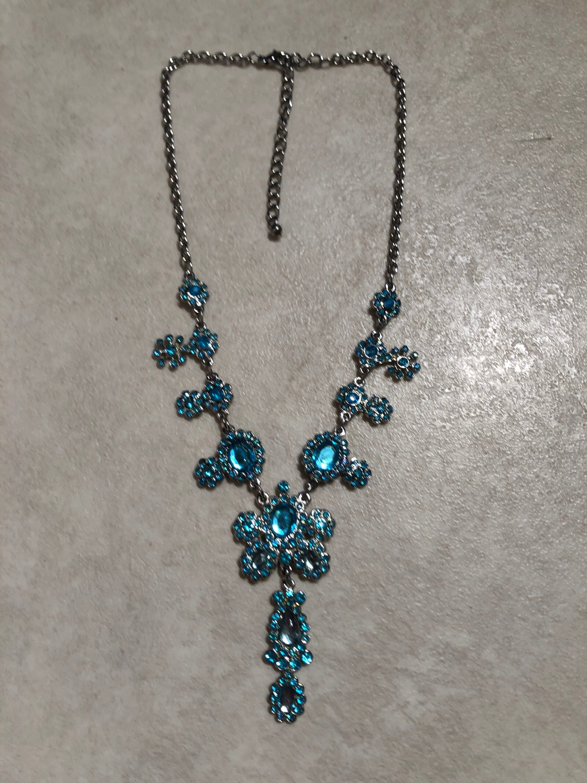 Zilverkleurige ketting met blauwe strassteentjes