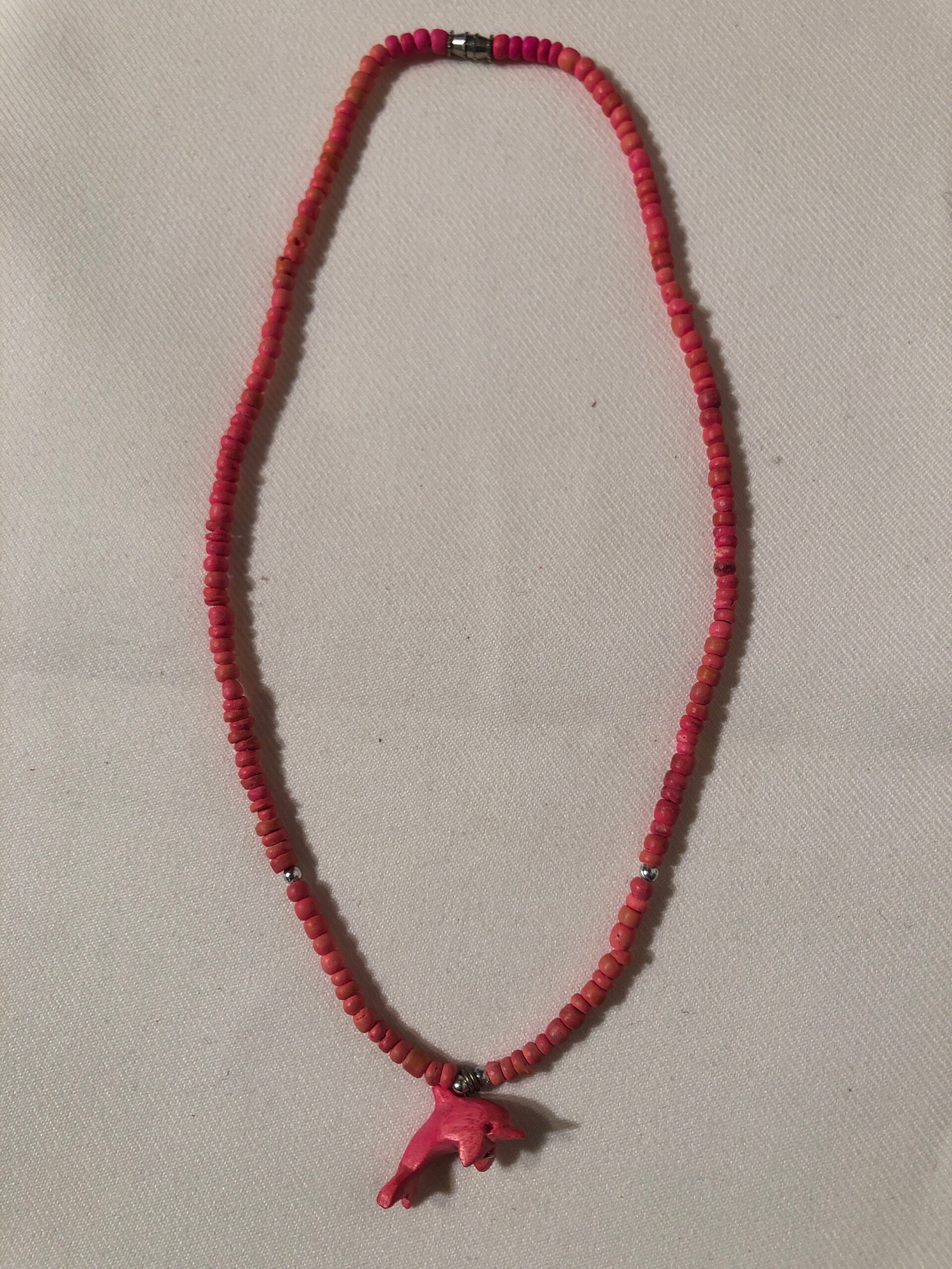 Roze kraaltjes ketting met dolfijntje
