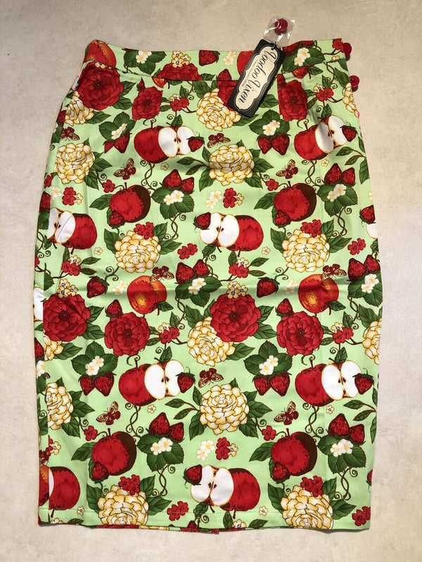 Voodoo Vixen groene retro rok met appels bloemen en aardbeien maat S