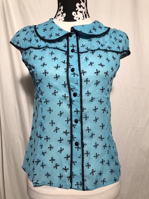 Voodoo Vixen blauwe retro blouse met strikjes maat S