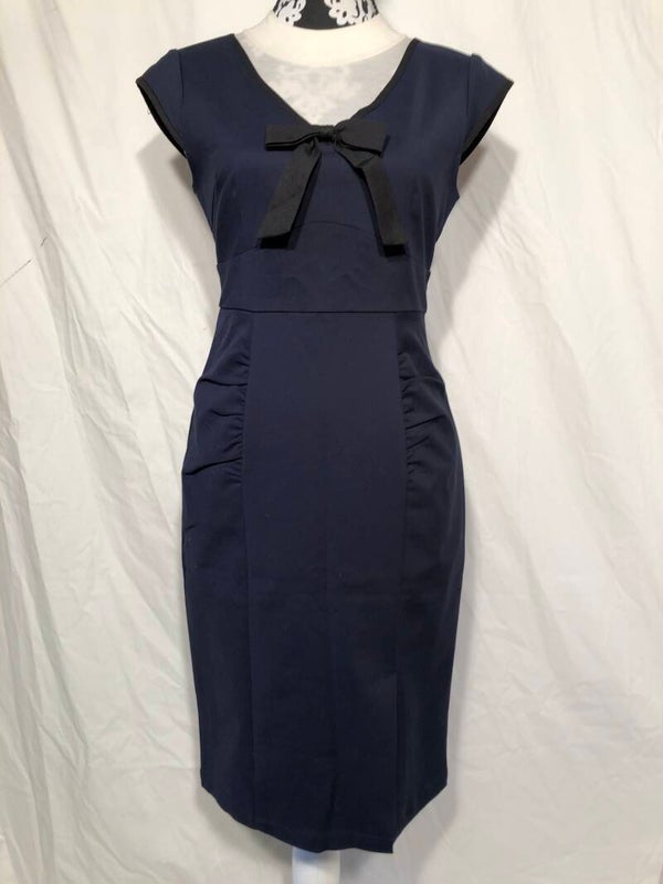 Jollie Moi donkerblauwe retro pencilldress met zwarte biesjes en strik maat 40