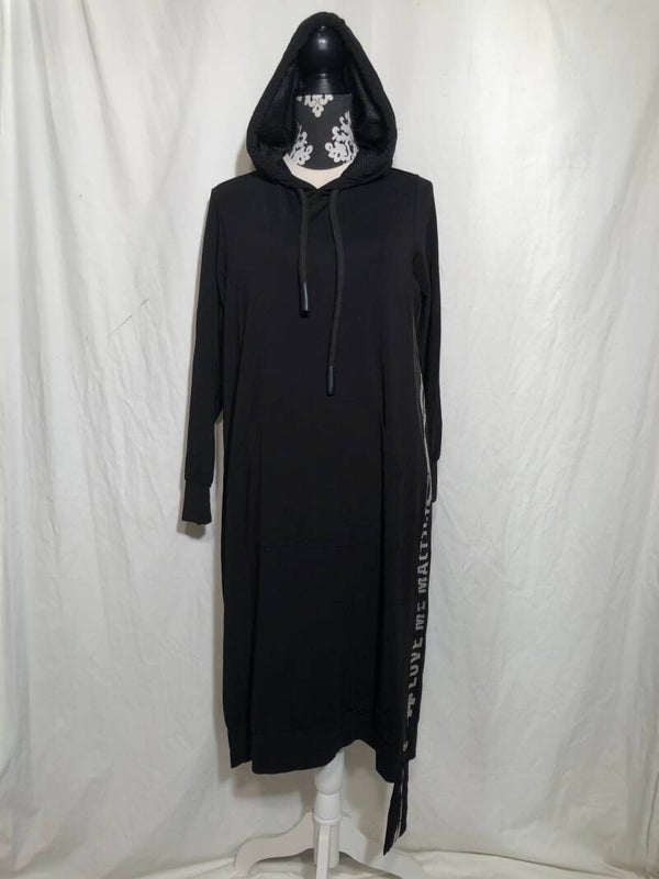 Mat zwarte jurk met opdruk en capuchon maat 42/44