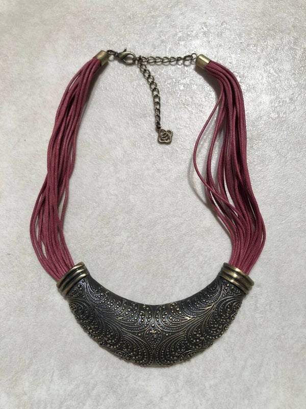 Donkerroze strengen ketting met goudkleurige hanger