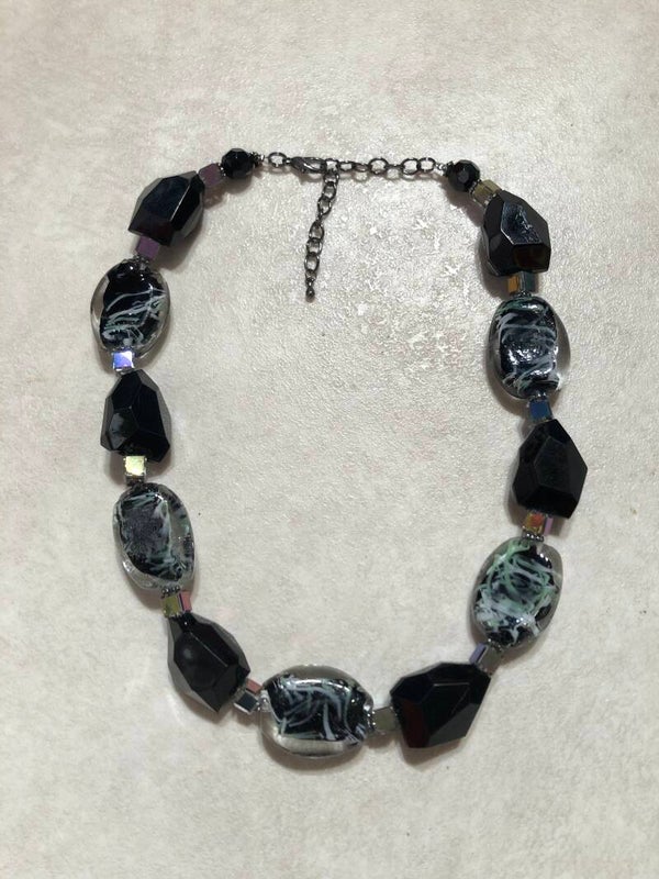 Ketting met zwarte en glaskralen