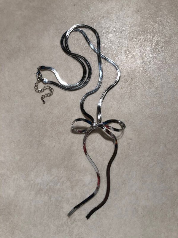 Zilverkleurige lange ketting met strik