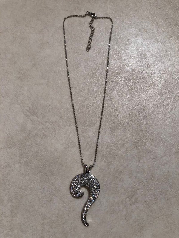 Zilverkleurige ketting met strass steentjes hanger