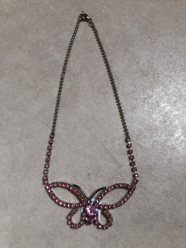 Zilverkleurige vlinder ketting met roze strass