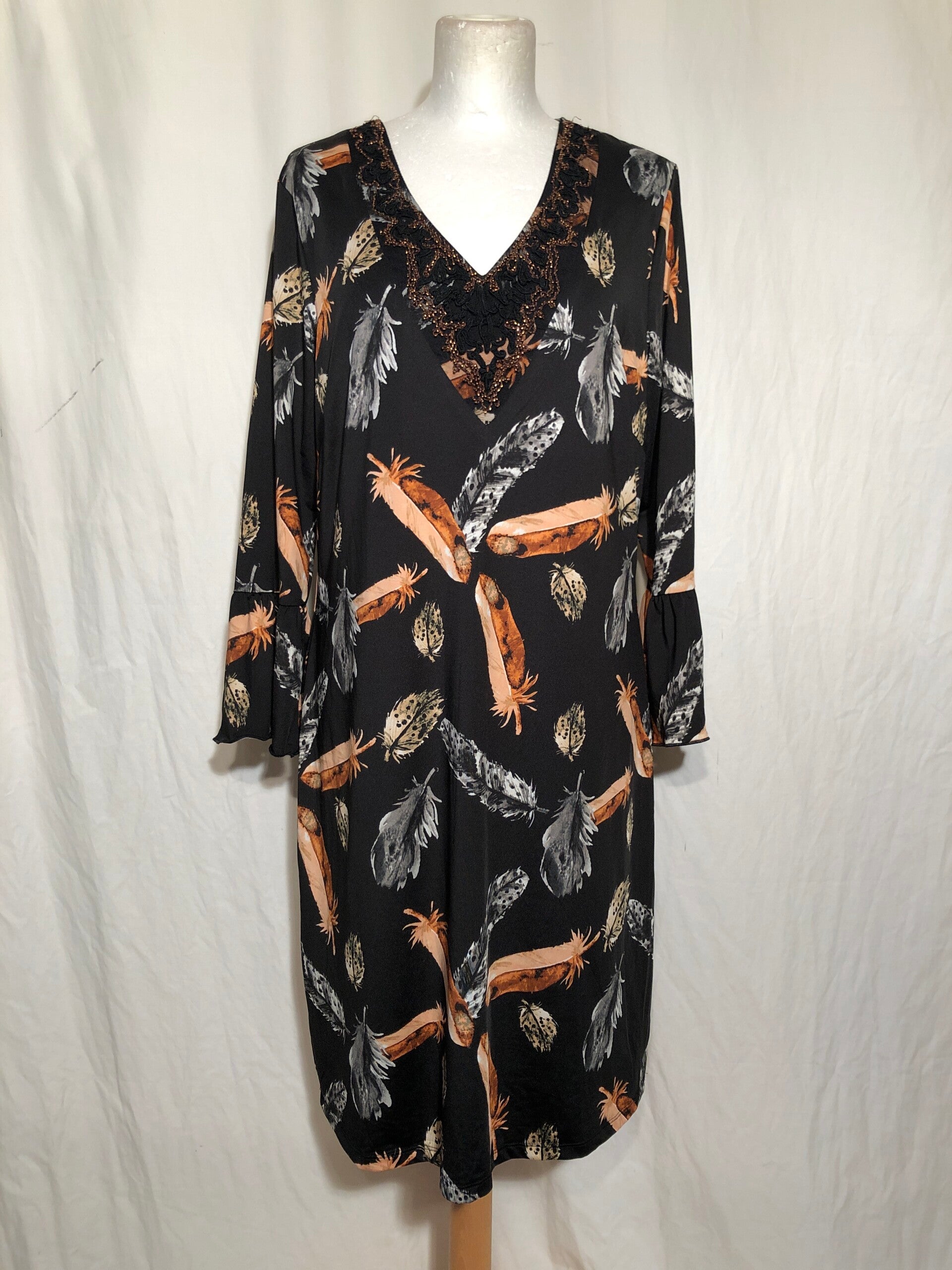 K-Design zwarte jurk met veren print en kraaltjes en kant maat XL