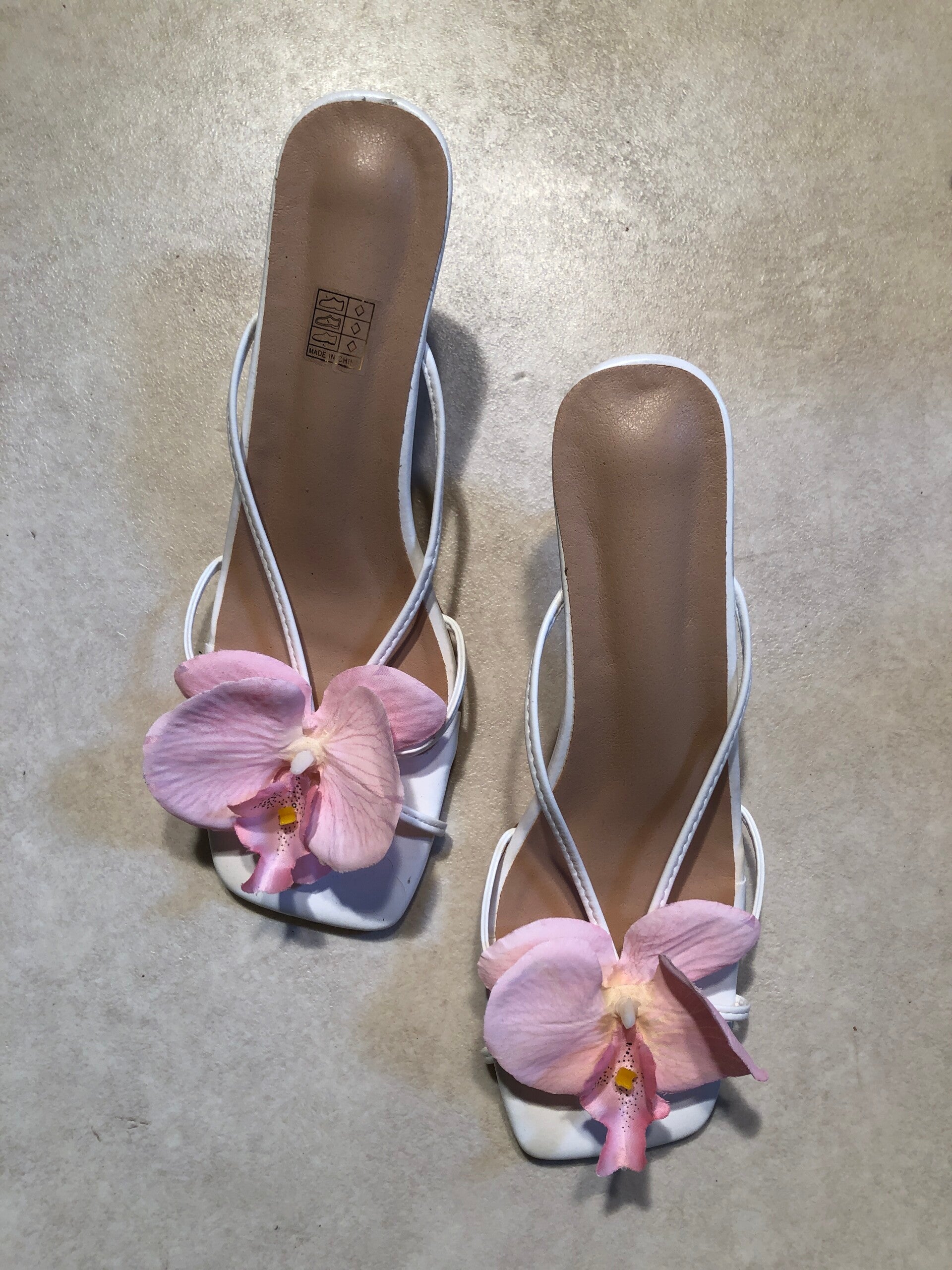 Witte zomer pumps met bloemen op de wreef maat 42