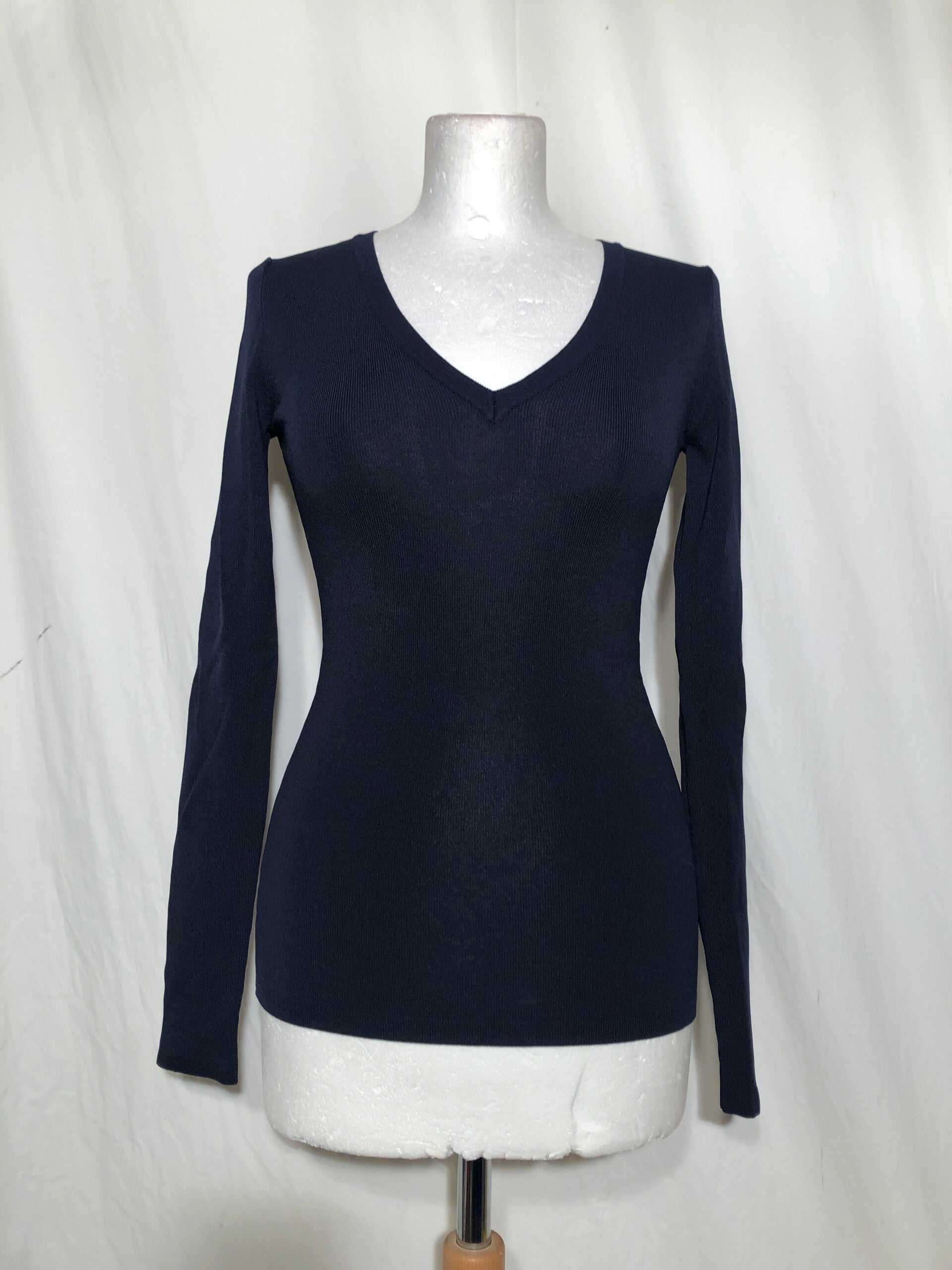 Nikkie donkerblauw truitje met V hals maat 32