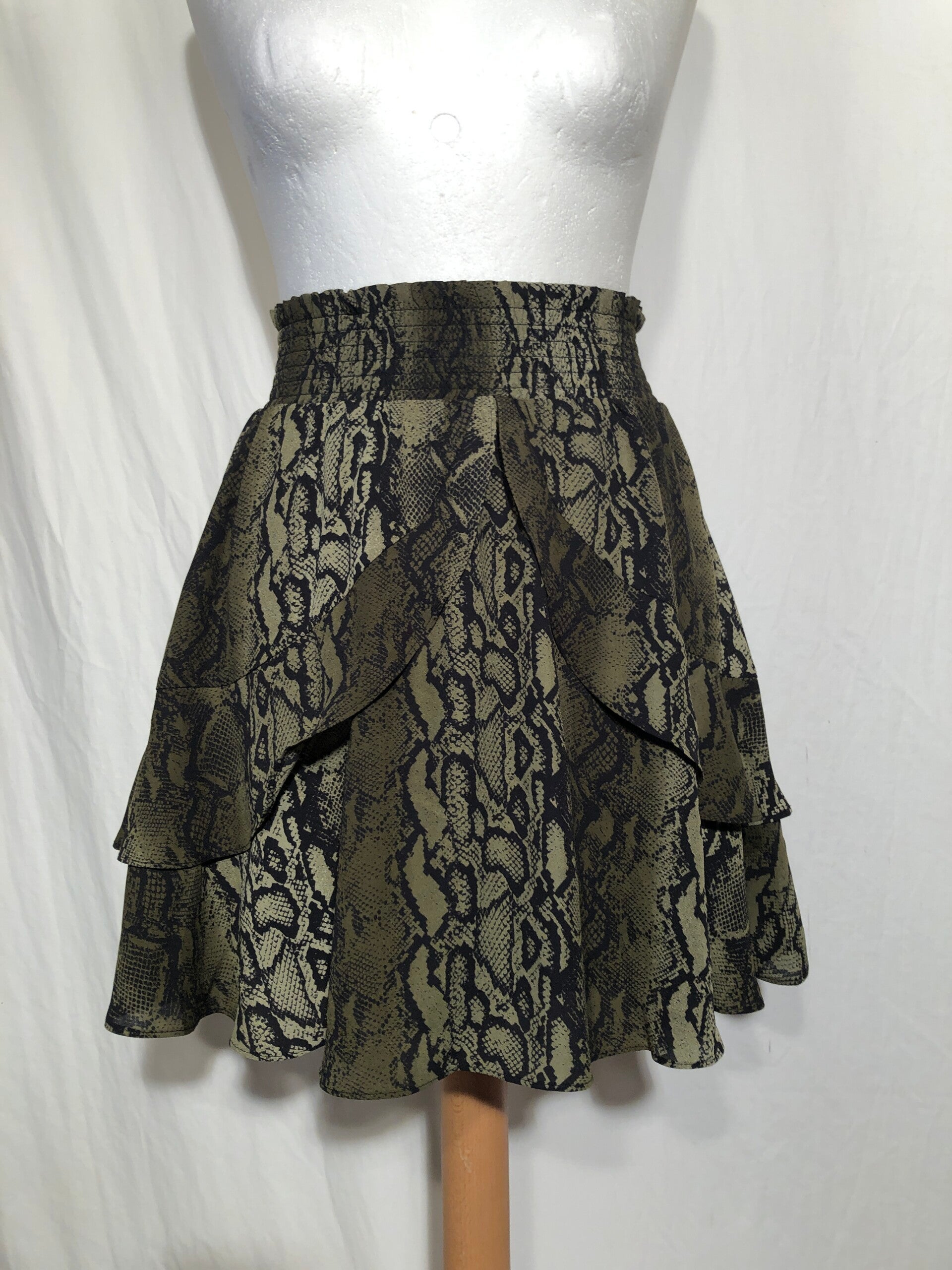 Nikkie groen slangprint rokje maat 32