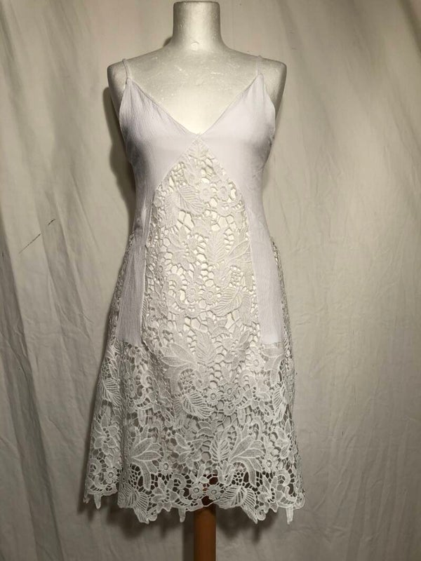 Witte zomerjurk met kant maat L