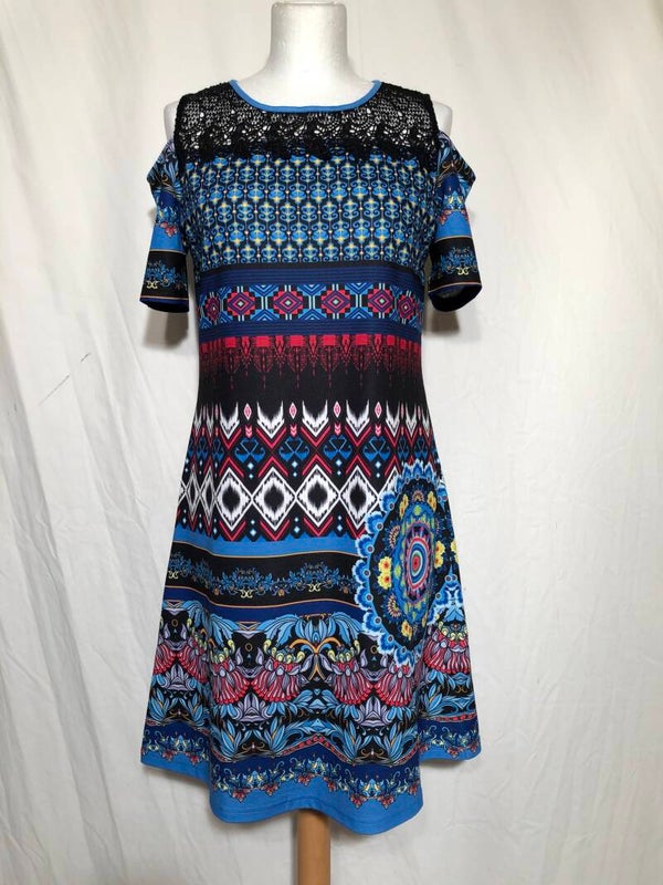 101Idees meerkleurige print jurk met open schouders maat M/L