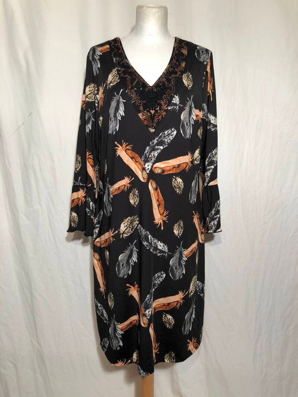 K-Design zwarte jurk met veren print en kraaltjes en kant maat XL